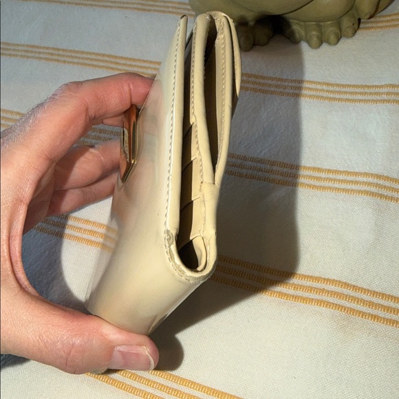 Gucci tan patent leather wallet with Gold Clasp - Picture 11 of 12